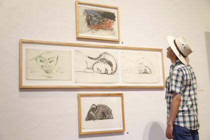 Una persona observa obras de la muestra "Anteproyectos de José Clemente Orozco" hoy, en el Museo Cabañas de la ciudad Guadalajara, Jalisco (México). EFE/ Francisco Guasco