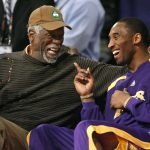 Fotografía de archivo, tomada en febrero de 2007, en la que se registró a  dos desaparecidas leyendas del baloncesto estadounidense: Bill Rusell (i), ganador de once anillos de la NBA con los Celtics de Boston, y Kobe Bryant, ganador de cinco títulos con los Lakers de Los Ángeles, durante el Juego de las Estrellas de la NBA, en Las Vegas (NV, EE.UU.). EFE/Larry W. Smith