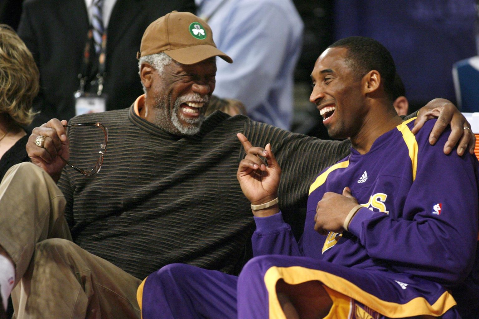 Fotografía de archivo, tomada en febrero de 2007, en la que se registró a  dos desaparecidas leyendas del baloncesto estadounidense: Bill Rusell (i), ganador de once anillos de la NBA con los Celtics de Boston, y Kobe Bryant, ganador de cinco títulos con los Lakers de Los Ángeles, durante el Juego de las Estrellas de la NBA, en Las Vegas (NV, EE.UU.). EFE/Larry W. Smith