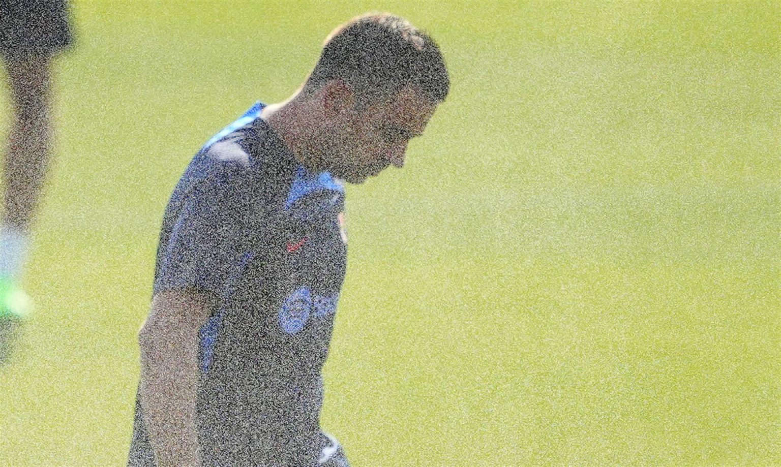 El entrenador del FC Barcelona, Xavi Hernández, dirige el entrenamiento del equipo en la ciudad deportiva Joan Gamper, en una imagen de archivo. EFE/Alejandro García