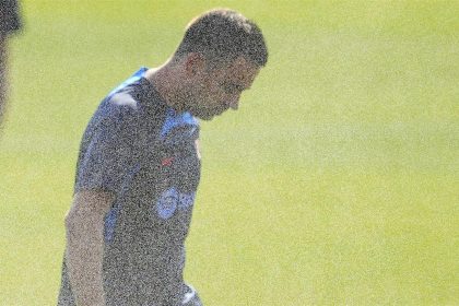 El entrenador del FC Barcelona, Xavi Hernández, dirige el entrenamiento del equipo en la ciudad deportiva Joan Gamper, en una imagen de archivo. EFE/Alejandro García