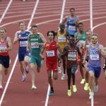 El español Mohamed Katir (c) compite en la tercera serie de 1500m masculino en los Campeonatos del Mundo de atletismo en el estadio Hayward Field en Eugene (Estados Unidos). EFE/ Kai Forsterling