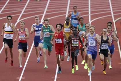 El español Mohamed Katir (c) compite en la tercera serie de 1500m masculino en los Campeonatos del Mundo de atletismo en el estadio Hayward Field en Eugene (Estados Unidos). EFE/ Kai Forsterling