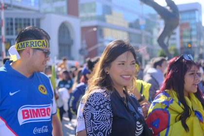 Aficionados llegan al estadio hoy, previo al partido amistoso entre el Real Madrid y el Club América, en el marco del Soccer Champions Tour, en el Oracle Park de San Francisco (EEUU). EFE/ Guillermo Azábal