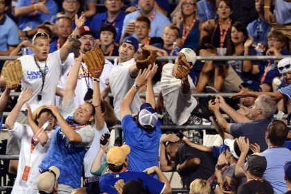 El Festival de Jonrones de las Grandes Ligas se celebrará el próximo lunes, en el Dodgers Stadium, en Los Ángeles (CA, EE.UU.). En la imagen un registro de archivo de hinchas al intentar atrapar una bola, durante un Festival de Jonrones, previo a un Juego de las Estrellas de la MLB. EFE/Ed Zurga