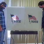 Imagen de archivo de dos hombres ejerciendo su derecho al voto en Round Lake Park, Illinois, Estados Unidos. EFE/ Tannen Maury