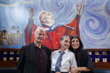 El guitarrista Juan Carlos Allende (i), la actriz mexicana Ofelia Medina (c) y la cantautora mexicana Ely Guerra (d) posan hoy, durante una rueda de prensa en Ciudad de México.(México). EFE/José Méndez