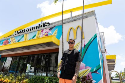 Fotografía sin fecha cedida por Boden Agency donde se aprecia al cantante puertoriqueño Lunay mientras posa junto a un local de la cadena de hamburguesas McDonald's adornado con un mural del cubanoestadounidense Iván Roque e inaugurado hoy en Miami, Florida (Estados Unidos). EFE/ Boden Agency / SOLO USO EDITORIAL/ SOLO DISPONIBLE PARA ILUSTRAR LA NOTICIA QUE ACOMPAÑA (CRÉDITO OBLIGATORIO)