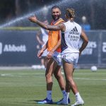 Los delanteros del Real Madrid, Karim Benzema (i) y Mariano Diaz, participan en un entrenamiento en las instalaciones de la Universidad de California Los Ángeles (UCLA), en Los Ángeles (EE.UU.). EFE/Javier Rojas