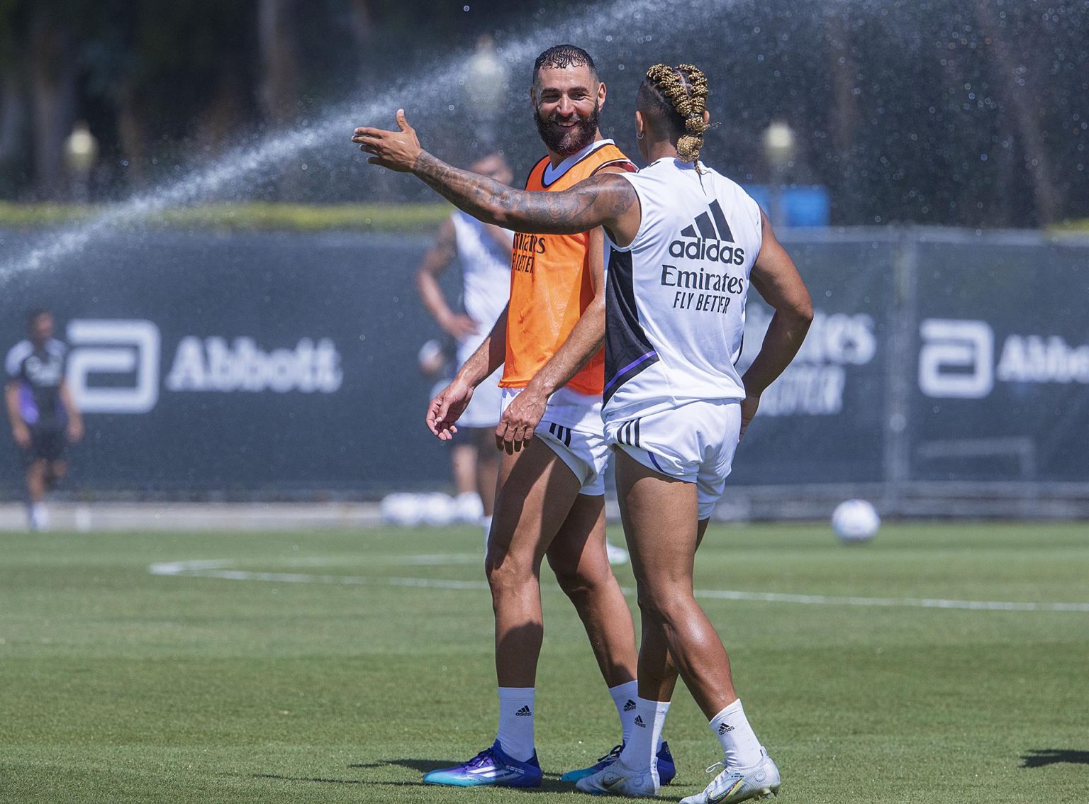 Los delanteros del Real Madrid, Karim Benzema (i) y Mariano Diaz, participan en un entrenamiento en las instalaciones de la Universidad de California Los Ángeles (UCLA), en Los Ángeles (EE.UU.). EFE/Javier Rojas