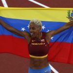 La venezolana Yulimar Rojas celebra al ganar la medalla oro hoy, en la final de salto triple femenino en los Campeonatos mundiales de atletismo que se realizan en el estadio Hayward Field en Eugene (EE.UU.). EFE/ Alberto Estevez