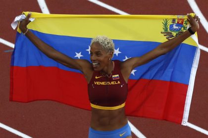 La venezolana Yulimar Rojas celebra al ganar la medalla oro hoy, en la final de salto triple femenino en los Campeonatos mundiales de atletismo que se realizan en el estadio Hayward Field en Eugene (EE.UU.). EFE/ Alberto Estevez