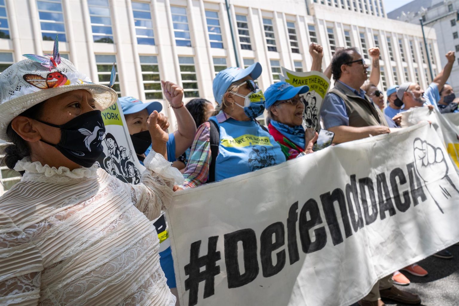 Inmigrantes y activistas se manifiestan hoy para legalizar la situación de los indocumentados durante una conferencia de prensa frente a las puertas del tribunal federal del distrito neoyorquino de Brooklyn. EFE/Ángel Colmenares