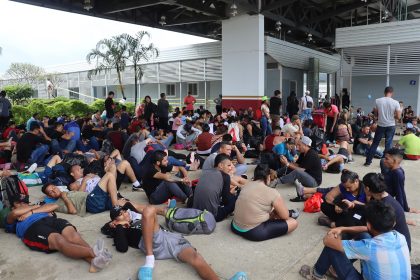 Migrantes descansan en el municipio de Huixtla, en Chiapas (México). EFE/Juan Manuel Blanco