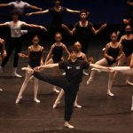 El bailarín mexicano Isaac Hernández imparte una clase a estudiantes de ballet hoy, en el marco de "Despertares Impulsa" realizado en el Teatro de la ciudad de Monterrey, en Nuevo León (México). EFE/ Francisco Guasco