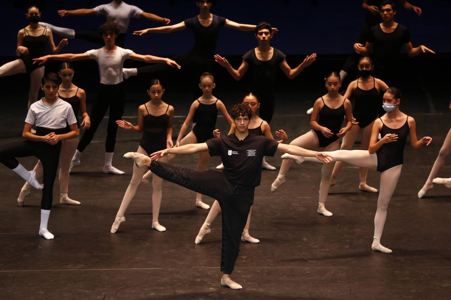 El bailarín mexicano Isaac Hernández imparte una clase a estudiantes de ballet hoy, en el marco de "Despertares Impulsa" realizado en el Teatro de la ciudad de Monterrey, en Nuevo León (México). EFE/ Francisco Guasco