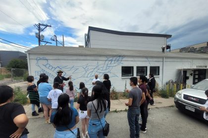 Fotografía cedida por Tania Chairez, fundadora y presidenta de Convivir Colorado donde aparecen unas personas durante el inicio de la pintura del mural "Impacto inmigrante" que está a poca distancia del centro de Denver. EFE/Tania Chairez /SOLO USO EDITORIAL /NO VENTAS /SOLO DISPONIBLE PARA ILUSTRAR LA NOTICIA QUE ACOMPAÑA /CRÉDITO OBLIGATORIO