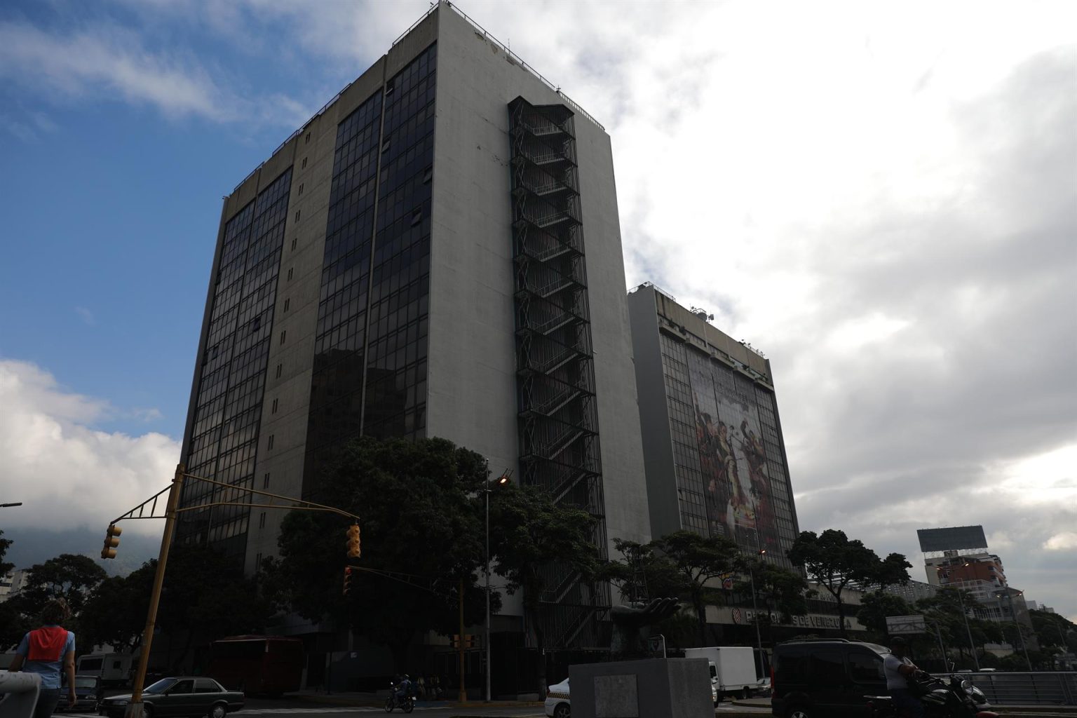 Fotografía de archivo de una vista de la sede de Petróleos de Venezuela (Pdvsa), en Caracas (Venezuela). EFE/ Miguel Gutiérrez