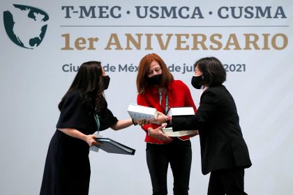 La ministra de Pequeños Negocios, Promoción de las Exportaciones y Comercio Internacional de Canadá, Mary Ng (i); la secretaria de Economía de México, Tatiana Clouthier (c), y la representante de Comercio de los Estados Unidos, Katherine Tai (d), intercambian documentos durante una reunión de trabajo. Imagen de archivo. EFE/ José Méndez