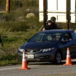 Policías participan en la persecución de un expolicía prófugo de la justicia, en la zona de Big Bear, California (EEUU). Imagen de archivo. EFE/MICHAEL NELSON