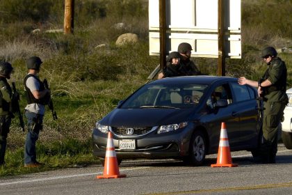 Policías participan en la persecución de un expolicía prófugo de la justicia, en la zona de Big Bear, California (EEUU). Imagen de archivo. EFE/MICHAEL NELSON