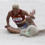 La venezolana Yulimar Rojas fue registrada este sábado al competir en la prueba femenina del salto triple de los Campeonatos del Mundo de Atletismo, en el estadio Hayward Field, en Eugene (Oregon EE.UU.). EFE/Kai Forsterling