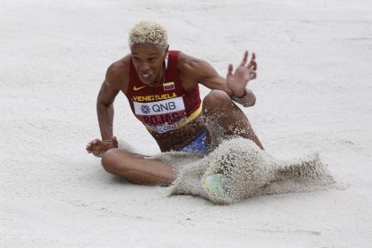 La venezolana Yulimar Rojas fue registrada este sábado al competir en la prueba femenina del salto triple de los Campeonatos del Mundo de Atletismo, en el estadio Hayward Field, en Eugene (Oregon EE.UU.). EFE/Kai Forsterling