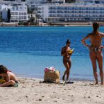 Imagen de archivo de varias personas disfrutan del sol en una playa de Ibiza. EFE/ Sergio G. Canizares