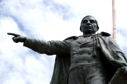 Fotografía que muestra la estatua del presidente mexicano Benito Juárez hoy, en el cerro de Fortín, en la ciudad de Oaxaca (México). EFE/Daniel Ricardez