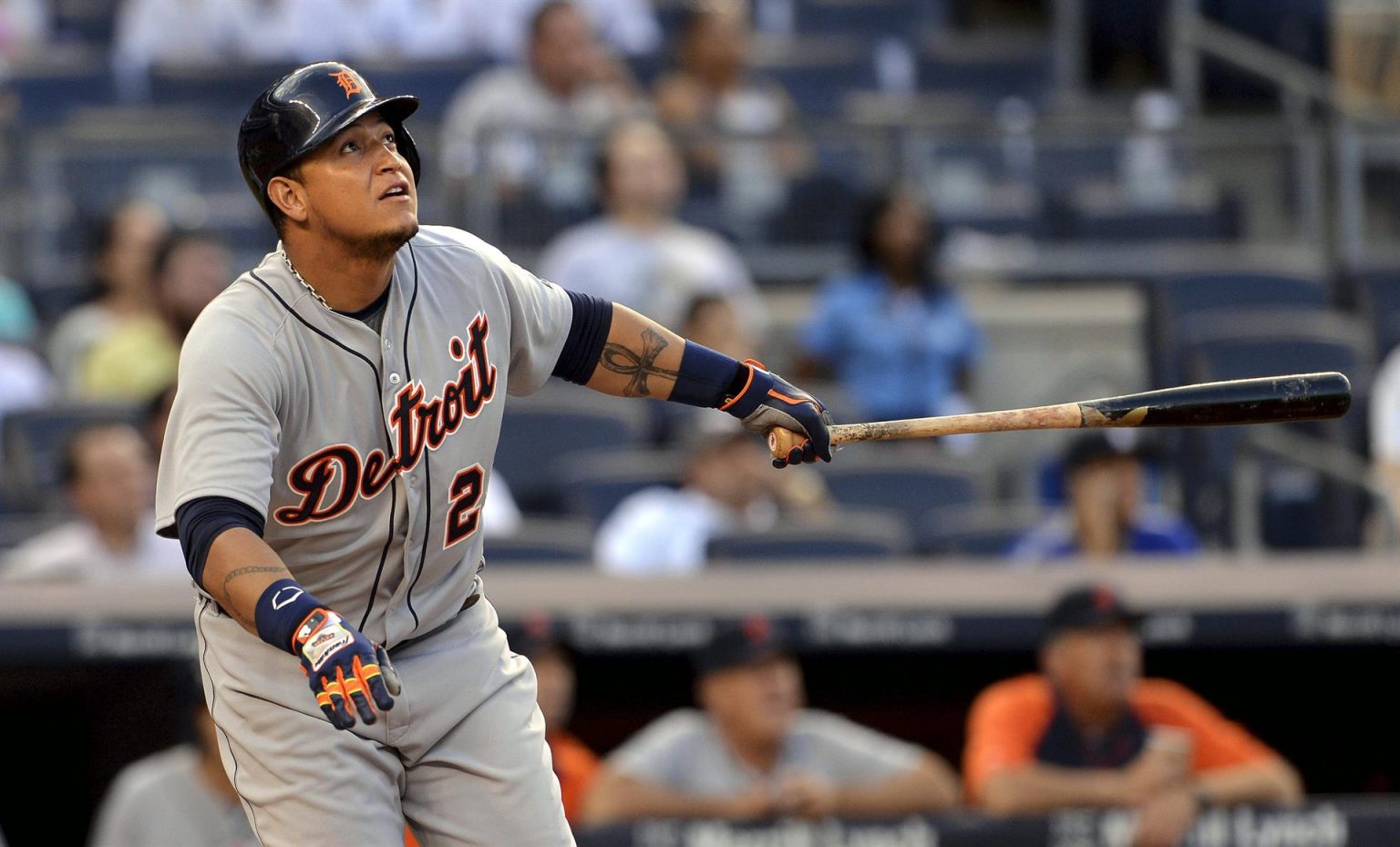 Fotografía de archivo en la que se registró al beisbolista venezolano Miguel Cabrera, primera base estelar de los Tigres de Detroit, quien alcanzó el decimoséptimo lugar en la lista de remolcadores de carreras en la historia de las Grandes Ligas. EFE/Justin Lane