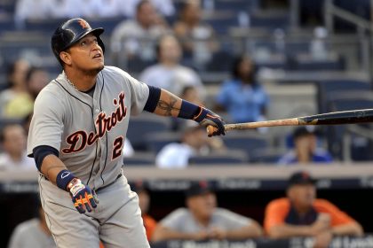 Fotografía de archivo en la que se registró al beisbolista venezolano Miguel Cabrera, primera base estelar de los Tigres de Detroit, quien alcanzó el decimoséptimo lugar en la lista de remolcadores de carreras en la historia de las Grandes Ligas. EFE/Justin Lane