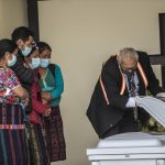 Un empleado de la funeraria prepara el ataúd con el cuerpo de Pascual Melvin Guachiac Sipac, de 13 años, quien falleció en la tragedia donde murieron guatemaltecos asfixiados en un camión en Texas, hoy, en Ciudad de Guatemala (Guatemala). EFE/ Esteban Biba