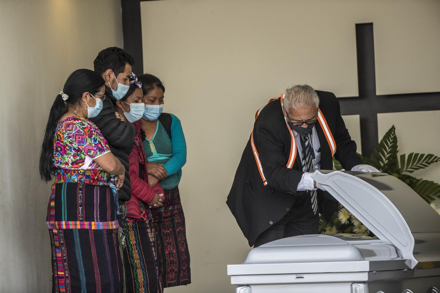 Un empleado de la funeraria prepara el ataúd con el cuerpo de Pascual Melvin Guachiac Sipac, de 13 años, quien falleció en la tragedia donde murieron guatemaltecos asfixiados en un camión en Texas, hoy, en Ciudad de Guatemala (Guatemala). EFE/ Esteban Biba