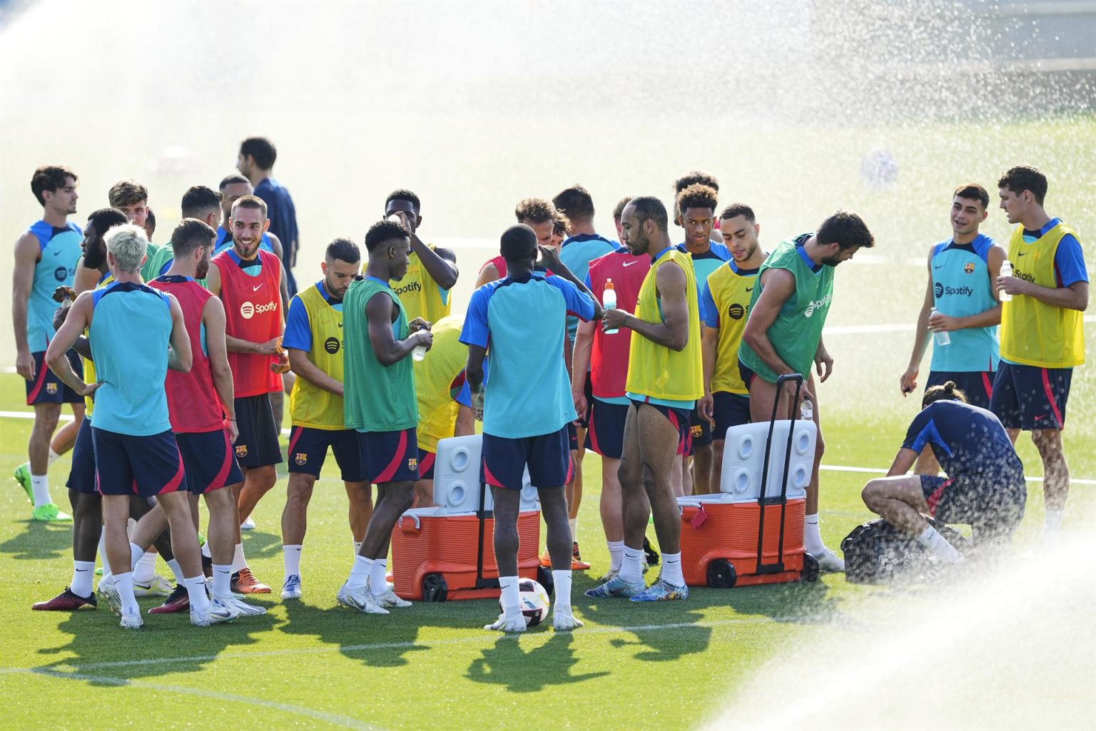 Los jugadores del FC Barcelona fueron registrados este sábado, durante un entrenamiento en la ciudad deportiva Joan Gamper, en Barcelona (España). EFE/Alejandro García