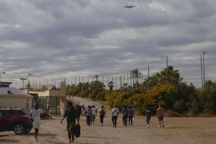 Varias decenas de inmigrantes se dirigen al Centro de Estancia Temporal de inmigrantes (CETI) tras entrar en Melilla tras romper la puerta de acceso al paso fronterizo de Barrio Chino. Imagen de archivo. EFE/ Paqui Sánchez