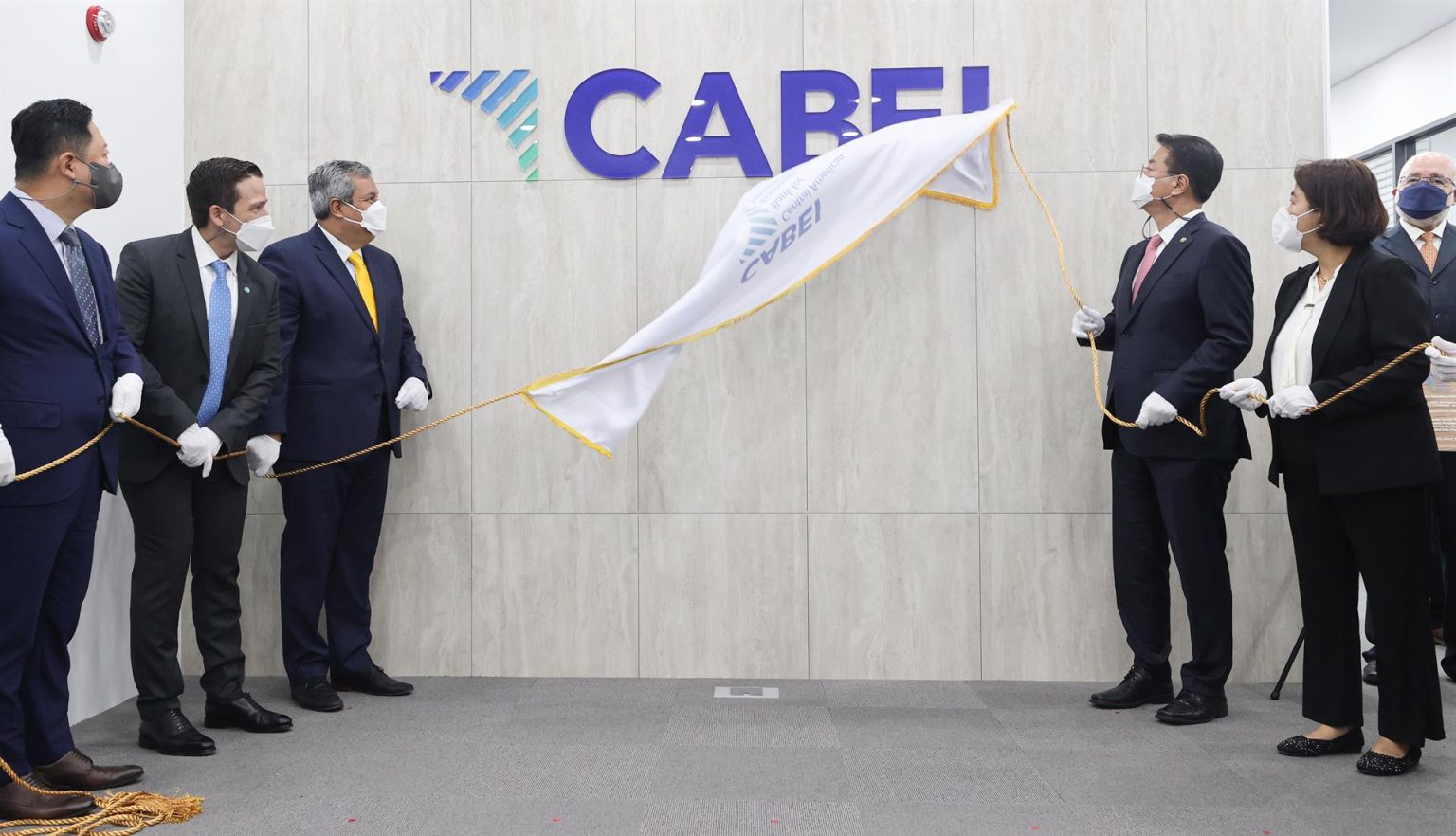 El presidente ejecutivo del Banco Centroamericano de Integración Económica (BCIE), Dante Mossi (3i), y el primer viceministro de Finanzas surcoreano, Bang Ki-sun (2d), durante la inauguración de la oficina de la institución en Seúl, este 11 de julio de 2022. EFE/Yonhap