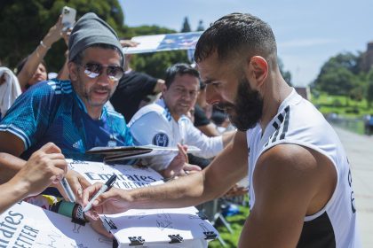 Karim Benzema, capitán del Real Madrid, firma autógrafos a los aficionados tras el entrenamiento en la Univerisdad de California Los Ángeles (UCLA). EFE/Javier Rojas