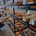 Una mujer acomoda panes recién horneados, hoy, en una panadería en la Ciudad de México (México). EFE/ Isaac Esquivel