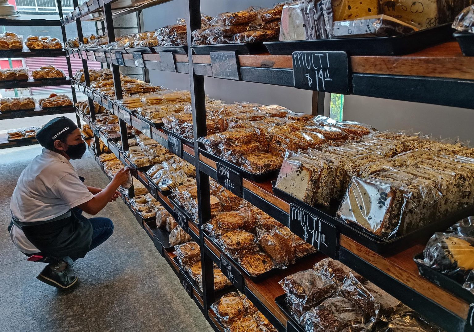 Una mujer acomoda panes recién horneados, hoy, en una panadería en la Ciudad de México (México). EFE/ Isaac Esquivel