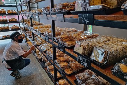 Una mujer acomoda panes recién horneados, hoy, en una panadería en la Ciudad de México (México). EFE/ Isaac Esquivel