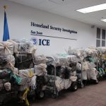 Un agente de la Agencia de Aduanas y Protección Fronteriza (ICE) custodia unos bultos que contienen cocaína en San Juan (Puerto Rico). Imagen de archivo. EFE/Jorge Muñiz