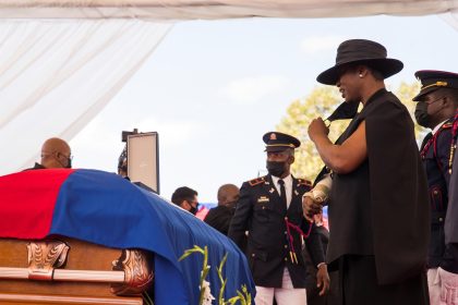 La primera dama de Haití, Martine Moise, se despide de su esposo, el presidente Jovenel Moise en Cap-Haitien (Haití). Imagen de archivo. EFE/ Orlando Barria