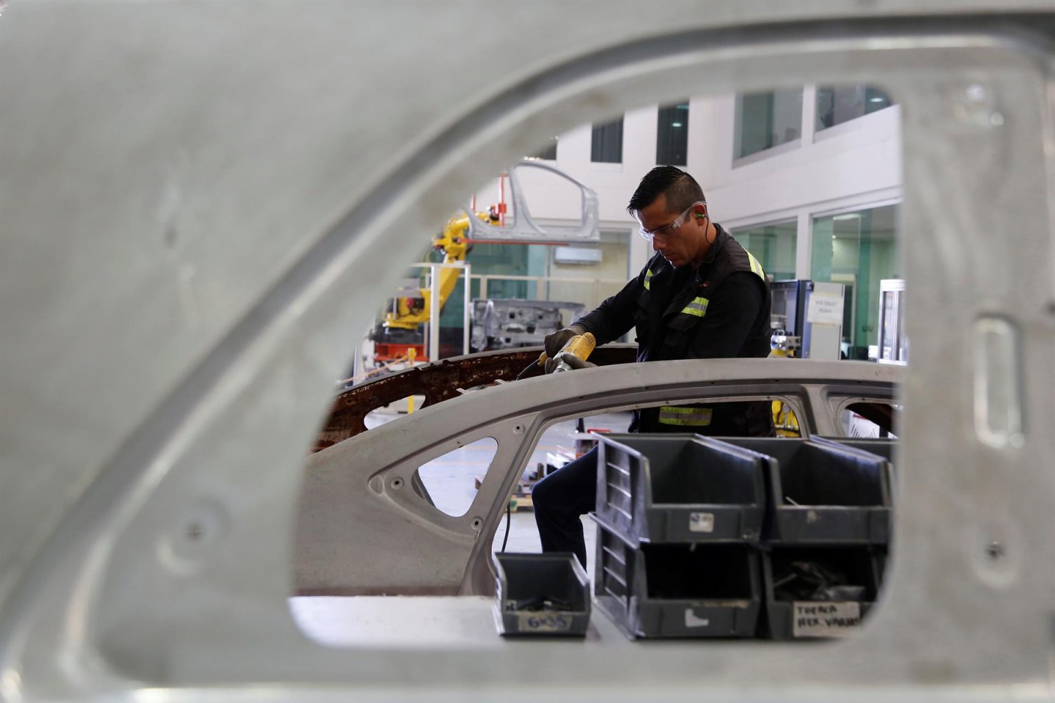 Fotografía de archivo que muestra a trabajadores de Grupo Plasma Automotive (GPA) laborando en la automatización de procesos maquinados de alta precisión, en la ciudad de León en el estado de Guanajuato (México). EFE/Francisco Guasco