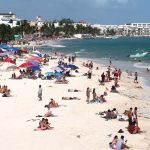 Turistas disfrutan de un día solead en Playa del Carmen, en Quintana Roo (México). Imagen de archivo. EFE/ Alonso Cupul