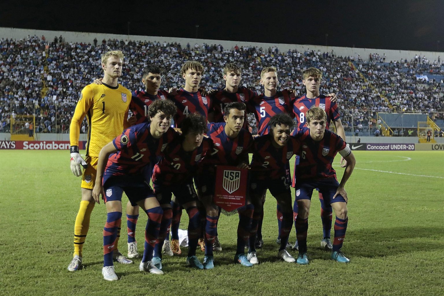 El equipo titular de Estados Unidos fue registrado este viernes al posar antes de enfrentarse a Honduras, en partido de las semifinales de las eliminatorias de la Concacaf al Mundial FIFA sub'20 de Indonesia, en el estadio Francisco Morazán, en San Pedro Sula (Honduras). EFE/José Valle