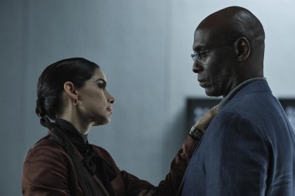 Fotograma cedido por Netflix donde aparece Paola Núñez como Evelyn Marcus (I) y Lance Reddick como Albert Wesker, durante la escena de un episodio de la serie "Resident Evil". EFE/ Marcos Cruz /Netflix/ SOLO USO EDITORIAL/ SOLO DISPONIBLE PARA ILUSTRAR LA NOTICIA QUE ACOMPAÑA (CRÉDITO OBLIGATORIO)