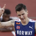 El noruego Jakob Ingebrigtsen celebra al ganar la final de 500m masculino hoy, en los Campeonatos Mundiales de Atletismo en Hayward Field en Eugene (EE.UU.). EFE/ Kai Försterling