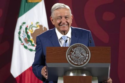 Fotografía cedida por la Presidencia de México del mandatario mexicano, Andrés Manuel López Obrador, durante una rueda de prensa en el Palacio Nacional, en Ciudad de México (México). EFE/ Presidencia De México / SOLO USO EDITORIAL/ SOLO DISPONIBLE PARA ILUSTRAR LA NOTICIA QUE ACOMPAÑA (CRÉDITO OBLIGATORIO)