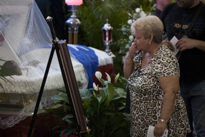 Fotografía de archivo en la que se observa al pueblo puertorriqueño rendir homenaje a Héctor "el Macho" Camacho, en un velatorio celebrado en San Juan en memoria del excampeón. EFE/Thais Llorca