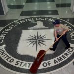 Imagen de archivo que muestra un trabajador de la CIA (Agencia Central de Inteligencia estadounidense) limpiando el piso. EFE/DENNIS BRACK/BLACKSTAR